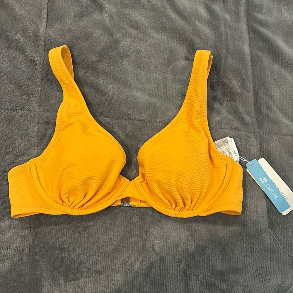 Yellow cups her bikini top (L) BRAND NEW